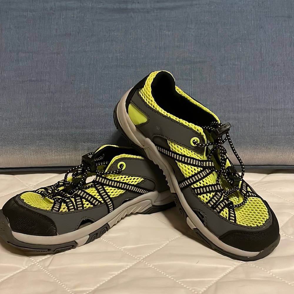 Wicked cool Khombu water shoes boys size 1